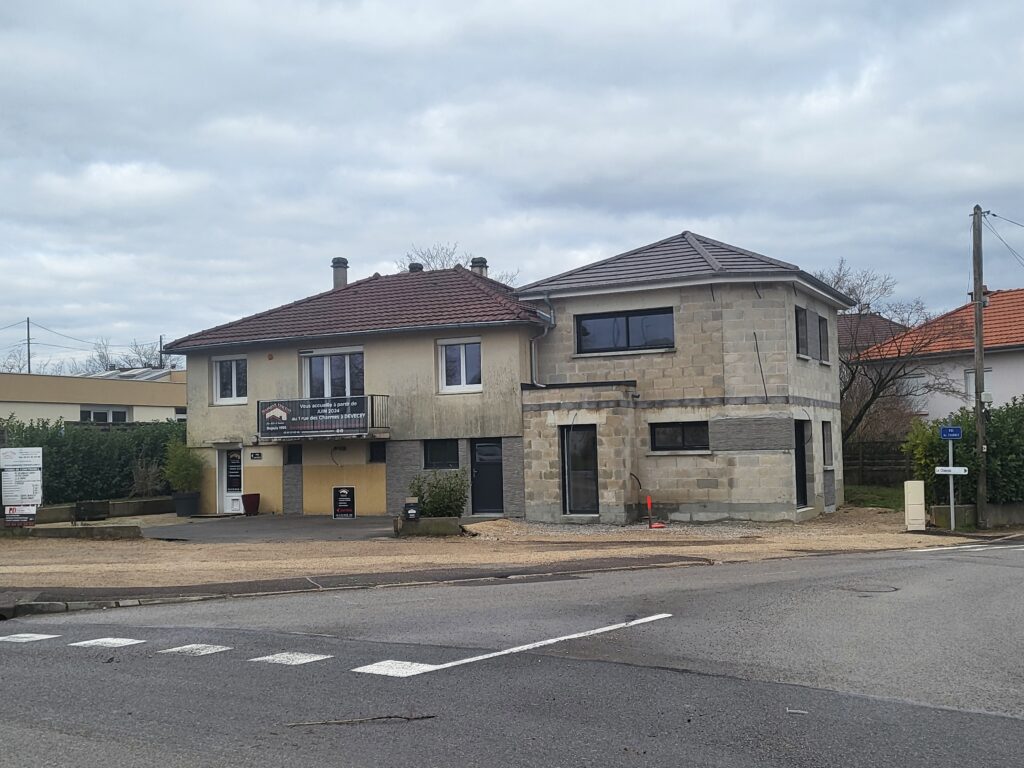 Après la présentation de nos travaux 🏗 de gros œuvres sur la rénovation du sous-sol hors-sol, voici quelques photos 📸 de nos travaux sur l’extension 🏘 de nos nouveaux bureaux 🏤 à DEVECEY.
